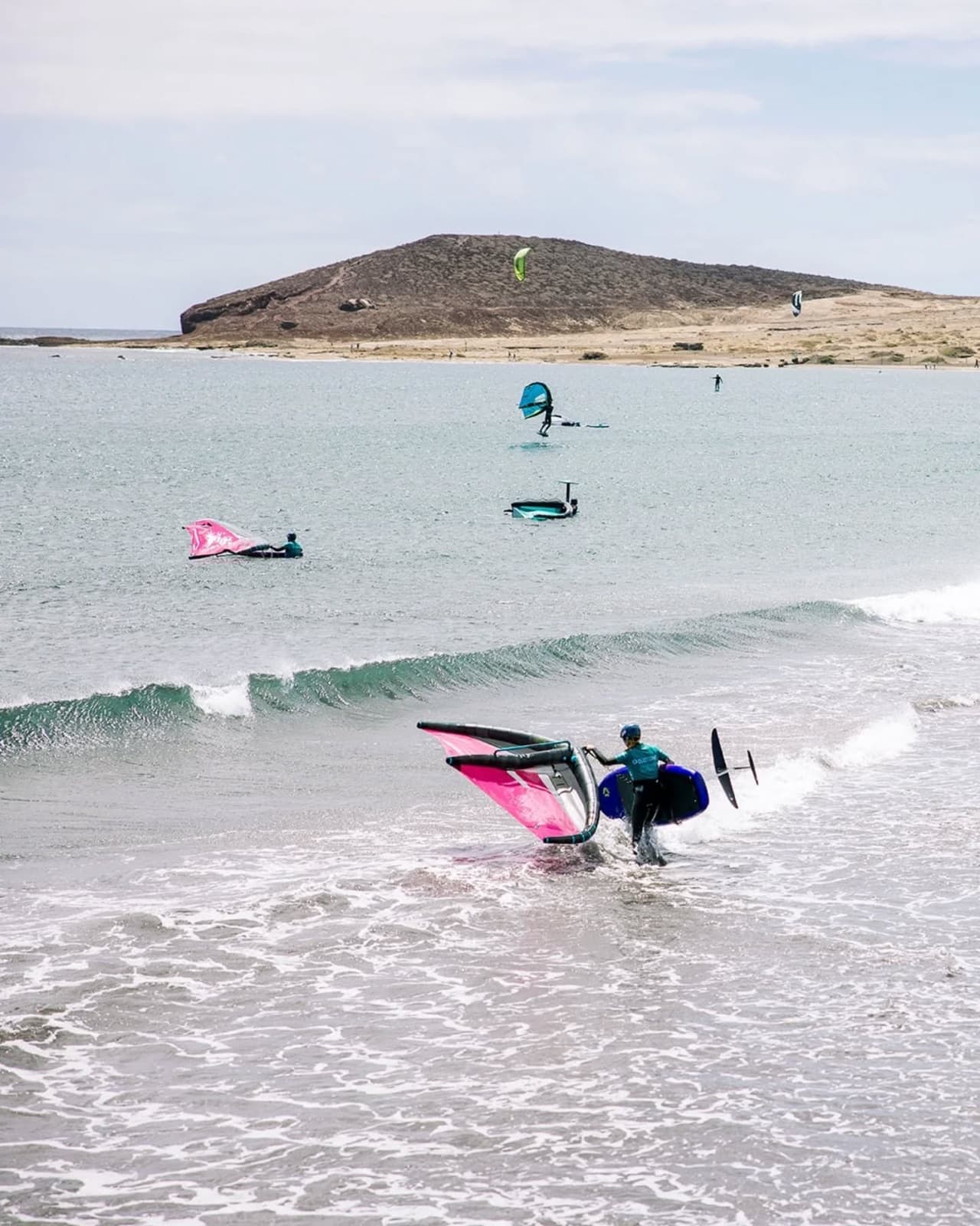 A rider heading out with a pink wing at El Médano